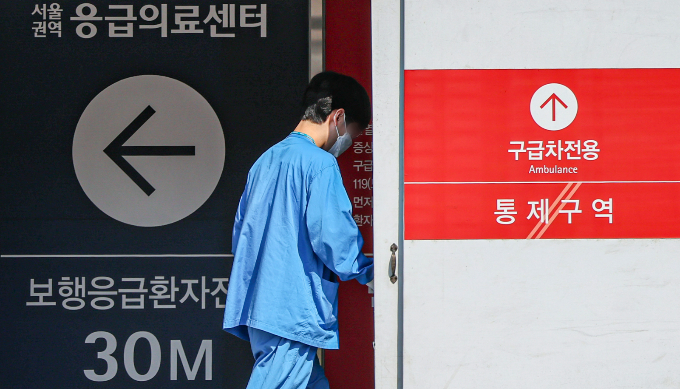  정부의 각종 행정명령에도 근무지를 이탈한 전공의가 1만1994명에 육박하고 있는 가운데 지난 8일까지 4900명 이상 전공의에게 사전통지서를 발송했다. 지난 10일 서울 한 대학병원에서 의료진이 응급실로 향하고 있다. /사진=뉴스1