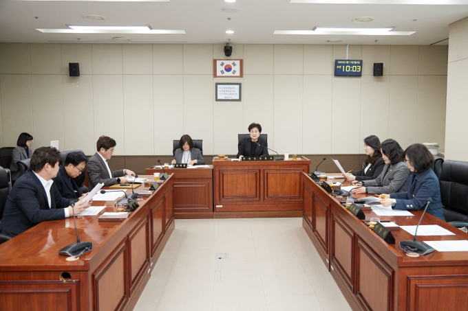 남홍숙 용인특례시의회 의회운영위원원장(오른쪽 네번째)이 11일 임시회 개회와 관련해 운영위원회를 열고 있다. / 사진제공=용인특례세의회