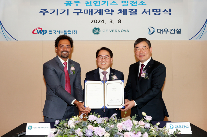 대우건설이 최근 한국서부발전과 공주 천연가스발전소 주기기 구매 계약을 맺었다. 사진은 협약 체결식에 참석했던 Venkat Kannan(왼쪽부터) GE 아시아 사장, 박형덕 한국서부발전 사장, 김보현 대우건설 부사장. /사진=대우건설
