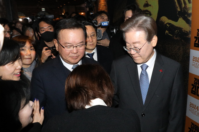김부겸 전 국무총리가 더불어민주당 선거대책위원회에 합류한다고 발표했다. 사진은 지난해 12월18일 서울 용산구에서 열린 '길위에 대중' VIP시사회에 참석한 이재명 더불어민주당대표와 김부겸 전 총리. /사진=뉴시스 