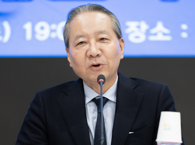 전공의들의 집단 이탈이 22일째 이어지며 의료공백이 장기화하고 있는 가운데 주수호 의협 비대위 언론홍보위원장이 11일 정례브리핑에서 군의관·공보의 투입에 대해 "업무에 손발이 맞지 않아 발생할 수 있는 문제들을 정부는 전혀 고려하지 않았다"고 주장했다. 주 위원장이 지난 9일 오후 서울 용산구 대한의사협회에서 열린 제42대 대한의사협회 회장선거 후보자 합동 토론회에서 모두발언을 하고 있다. /사진=뉴스1