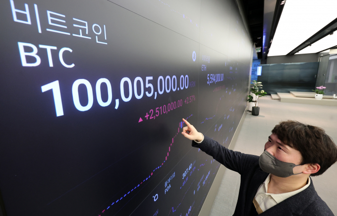 가상화폐 비트코인이 원화기준 한때 1억원을 넘어서며 최고가를 경신한 11일 서울 강남구 업비트 라운지에 비트코인 시세가 표시됐다./사진=뉴스1