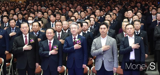 [머니S포토] 농협중앙회장 취임식, 국민의례 갖는 강호동 회장과 내외빈