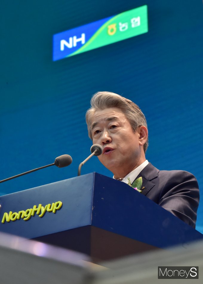 [머니S포토] 제25대 농협중앙회장에 취임한 강호동 신임 회장
