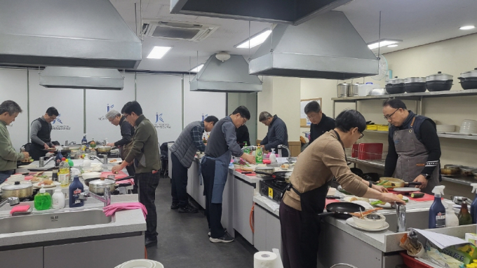 빛고을50+센터에서 운영한 요리특강 모습./사진=광주시 