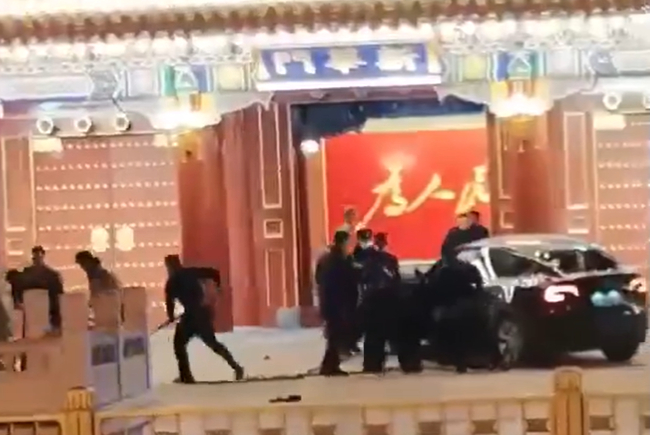 시진핑 중국 국가주석의 관저를 향해 차량이 돌진했다. 사진은 지난 10일 시 주석의 관저를 향해 돌진한 검은색 승용차를 저지하는 공안들의 모습. /사진=엑스(X·옛 트위터) 캡쳐