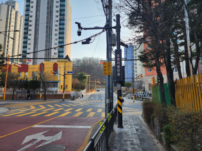 시흥시는 교통사고 다발 구간에 안전한 보행환경을 조성하고자 인공지능(AI) 기술을 활용한 '우회전 및 보행자 충돌예측 시스템'을 관내 3곳에 설치하고 11일부터 시범 운영에 들어갔다. / 사진제공=시흥시