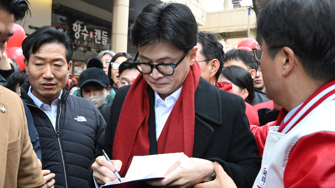 한동훈 국민의힘 비상대책위원장이 11일 오후 '경기-서울 리노베이션TF' 간담회에서 경기 고양시와 김포시의 서울 편입과 관련해 생각보다 단순하고 간단한 문제라고 설명했다. 사진은 이날 경기 고양시 일산동구 라페스타에서 시민들을 만난 한 위원장. /사진=뉴스1 
