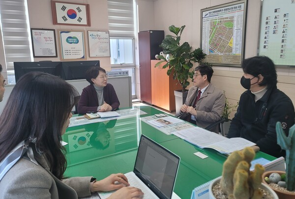 박경혜 안산시 외국인주민지원본부장(오른쪽 세번째)이 11일 김태훈 안산교육지원청 교육장(오른쪽 두번째) 등과 학교 내 다문화 교육 프로그램 확대와 이주배경 아동·청소년을 위한 학습환경 개선 등에 대해  협의하고 있다. / 사진제공=안산시