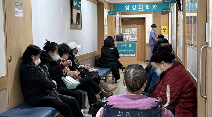 전공의 단체행동 사태가 장기화되자 의사 가족은 자유롭게 병원을 이용한다는 주장이 폭로됐다. 사진은 지난 7일 진료를 기다리는 환자들로 붐비고 있는 서울 소재 2차 종합병원. /사진= 뉴스1