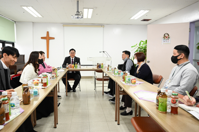 강수현 양주시장(가운데)이 양주예쓰병원을 방문해  의료진들을 격려하고 있다. /사진제공=양주시