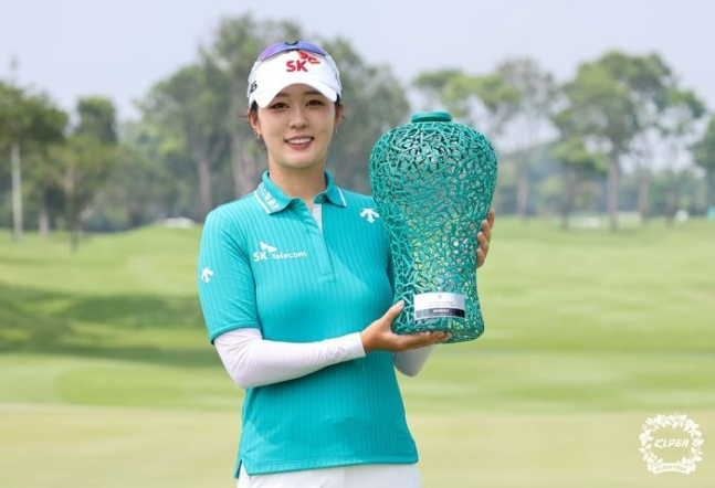 KLPGA 투어 시즌 개막전 정상에 오른 김재희가 레이스 투 위믹스 챔피언십 1위에 올랐다. 사진은 우승컵을 들고 기념 촬영을 하고 있는 김재희. /사진= KLPGA