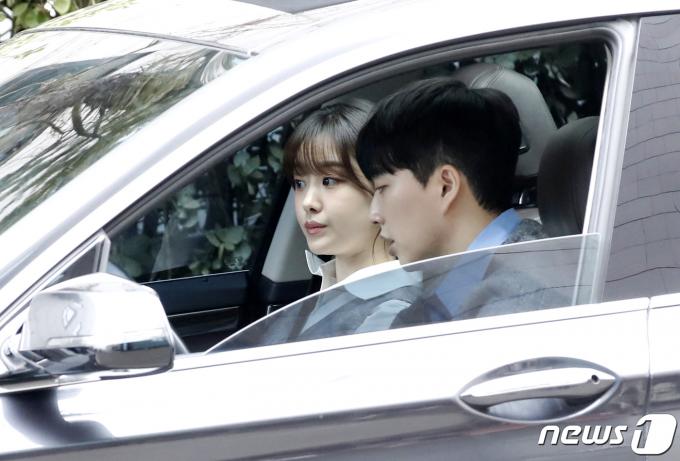 10월 결혼설이 제기된 가수 송지은과 유튜버 박위 커플이 동반 포착됐다. ⓒ News1 권현진 기자