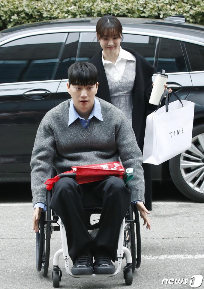 공개 열애중인 가수 송지은과 유튜버 박위가 ‘불후의 명곡’ 녹화를 위해 11일 서울 영등포구 KBS 신관에 도착해 이동을 하고 있다.  ⓒ News1 권현진 기자
