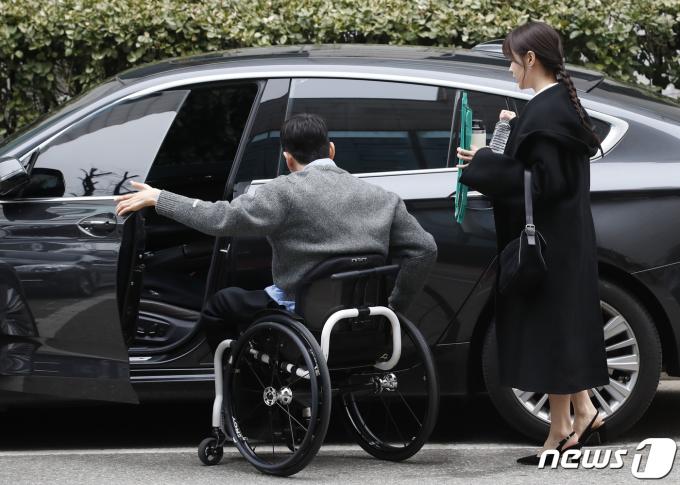 가수 송지은이 ‘불후의 명곡’ 녹화를 위해 11일 서울 영등포구 KBS 신관에 도착해 연인 박위를 기다리고 있다. ⓒ News1 권현진 기자