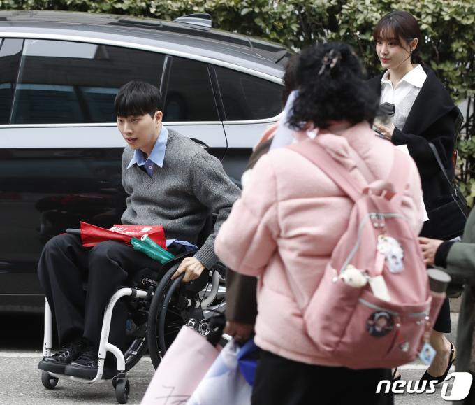 가수 송지은과 유튜버 박위 커플이 11일 서울 영등포구 KBS 신관에서 열린 ‘불후의 명곡’ 녹화에 참석하고 있다. ⓒ News1 권현진 기자