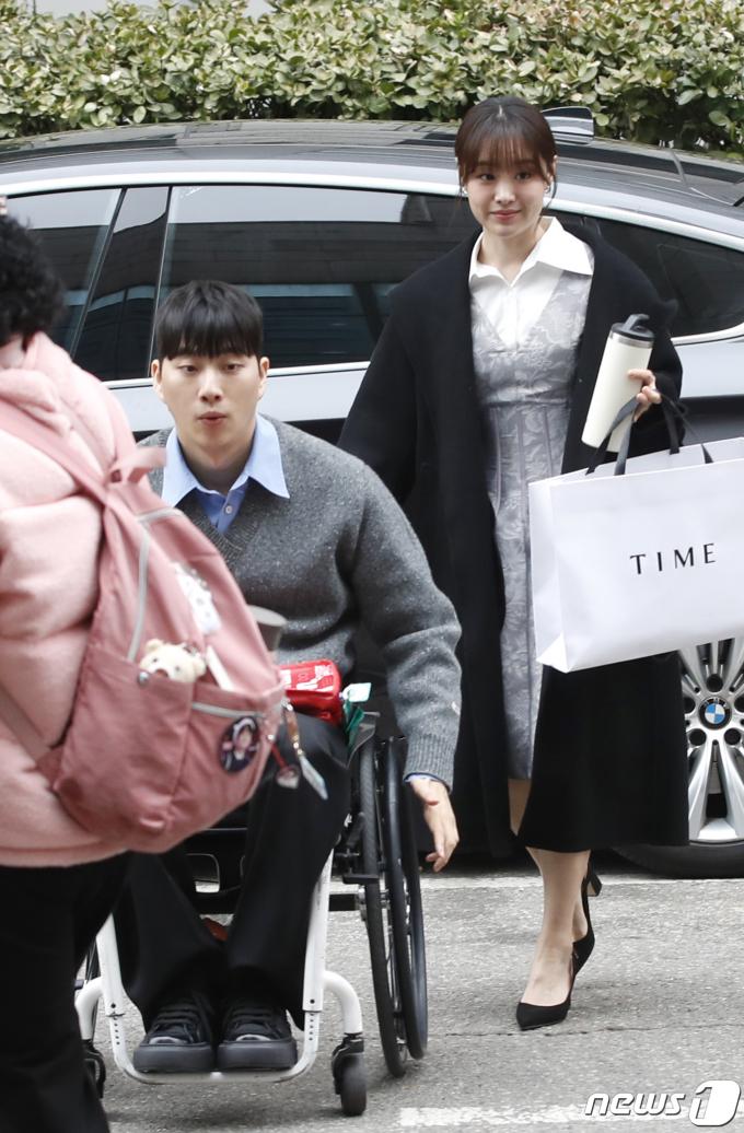 가수 송지은과 유튜버 박위가 ‘불후의 명곡’ 녹화를 위해 11일 서울 영등포구 KBS 신관에 도착해 이동을 하고 있다. ⓒ News1 권현진 기자