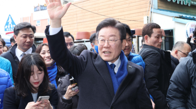 더불어민주당이 이재명 대표와 이해찬 전 대표, 김부겸 전 총리의 3톱 체제로 총선 선거대책위원회를 출범시켜 본격적인 선거 체제를 가동한다. 사진은 11일 오후 충남 홍성군 홍성시장을 방문한 이재명 더불어민주당 대표. /사진=뉴스1