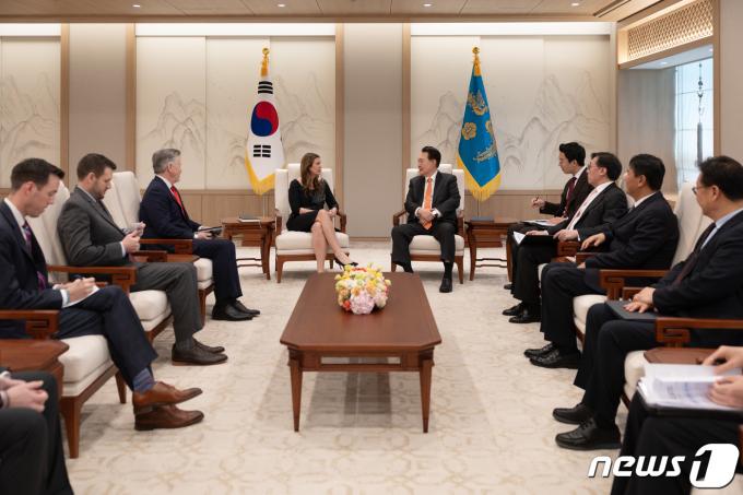 [사진] 윤 대통령, 샌더스 미 아칸소 주지사 접견