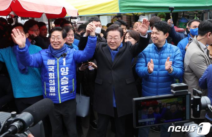 이재명 더불어민주당 대표가 11일 오후 충남 홍성군 홍성시장을 방문해 양승조 더불어민주당 예비후보와 함께 시민들에게 인사하고 있다. (공동취재) 2024.3.11/뉴스1 ⓒ News1 임세영 기자
