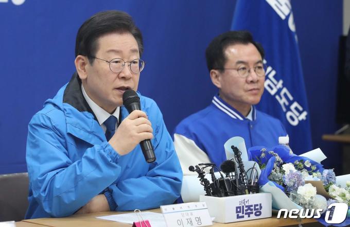 이재명 더불어민주당 대표가 11일 오후 충남 천안시 동남구 만남로 민주당 충남도당 회의실에서 열린 정책간담회에서 발언을 하고 있다. 2024.3.11/뉴스1 ⓒ News1 임세영 기자