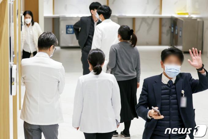 서울대학교 의과대학 교수협의회 비상대책위원회 소속 교수들이 11일 오후 서울 종로구 서울대병원 어린이병원에서 열린 긴급총회에 참석하고 있다2024.3.11/뉴스1 ⓒ News1 민경석 기자