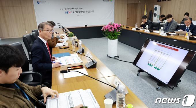 [사진] 이정식 노동부 장관, 디지털 고용서비스 혁신 간담회