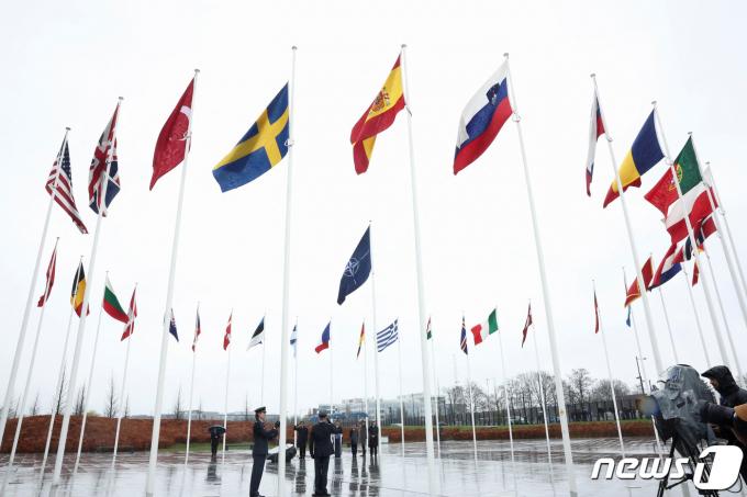 11일(현지시간) 벨기에 브뤼셀에 위치한 북대서양조약기구(NATO·나토) 본부 건물에 32번째 회원국인 스웨덴의 국기가 걸렸다. 2024.3.11 ⓒ 로이터=뉴스1 ⓒ News1 강민경 기자