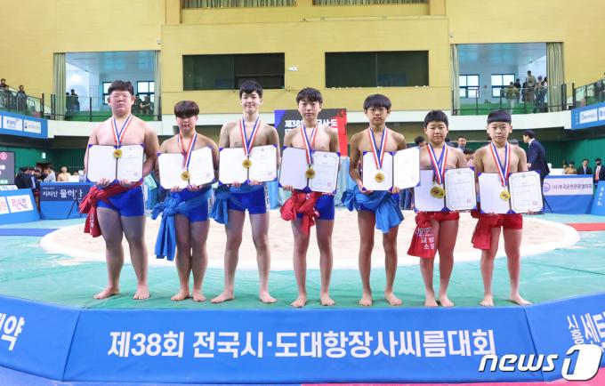 [사진] 제38회 전국 시·도대항장사씨름대회 초등부 우승 차지한 교방초
