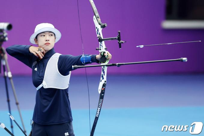 7일 오전 중국 항저우 푸양 인후 스포츠센터 양궁장에서 열린 2022 항저우 아시안게임 양궁 리커브 여자 개인전 결승에서 대한민국 안산이 활시위를 놓고 있다. 2023.10.7/뉴스1 ⓒ News1 민경석 기자