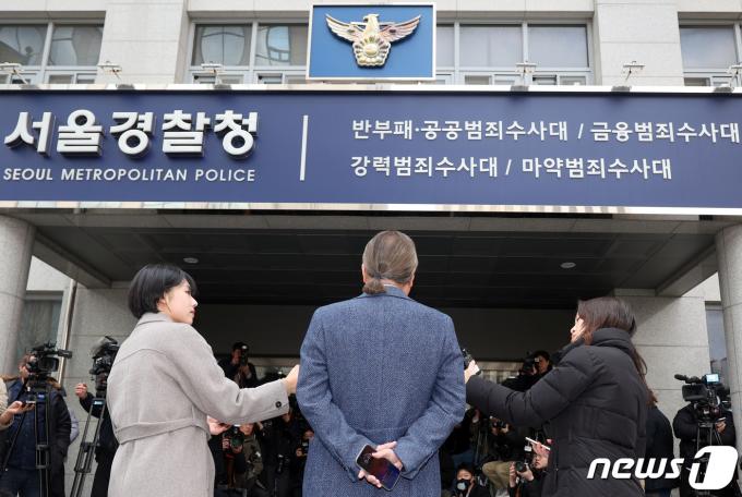 주수호 대한의사협회 의대정원 증원 저지를 위한 비상대책위원회 언론홍보위원장이 6일 오전 서울 마포구 서울경찰청 공공범죄수사대로 소환조사에 출석하며 입장을 밝히고 있다. 2024.3.6/뉴스1 ⓒ News1 박정호 기자