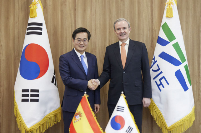 김동연 경기도지사(왼쪽)가 11일 오후 경기도청 집무실에서 기예르모 키르크파트릭 데 라 베가(오른똑) 주한 스페인 대사와 면담을 마치고 기념촬영을 하고 있다. / 사진제공=경기도 