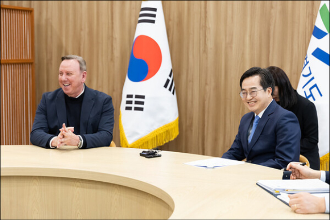 김동연 경기도지사(오른쪽)가 11일 경기도청에서 지노반 베긴 이클레이 세계 사무총장(왼쪽)과 환담하고 있다. / 사지넺공=경기도 