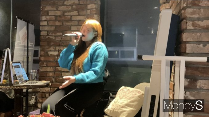 와인펍에서 공연하고 있는 인디가수 웨인은 현장에서 에너지를 많이 얻는다고 했다. 사진은 지난 10일 공연하고 있는 인디가수 웨인의 모습. /사진=김서현 기자