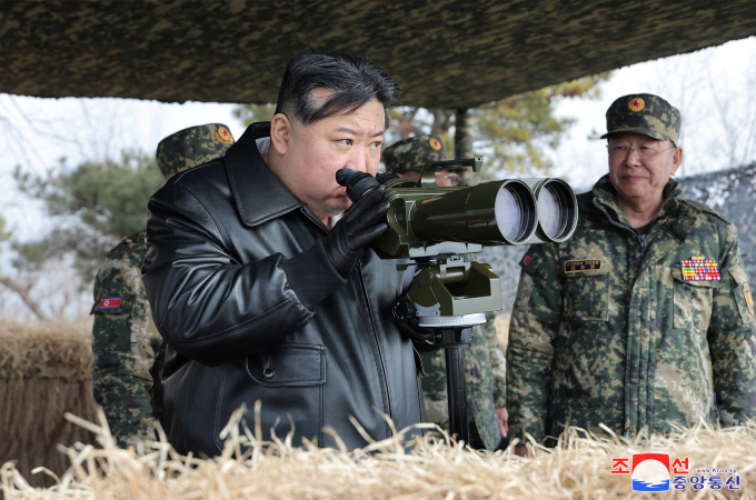 미국 정보당국이 김정은 북한 국무위원장은 핵 협상에 나설 의지가 없다고 분석했다. 사진은 지난 7일 김 위원장이 북한에서 조선인민군 포병사격훈련을 지도하는 모습. /사진=로이터(조선중앙통신)