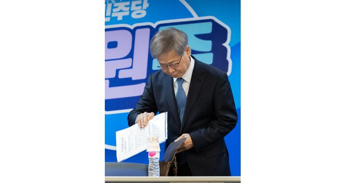 더불어민주당 중앙당선거관리위원회가 12일 오후 서울 여의도 중앙당사에서 7~8차 경선 심사 결과와 전남 순천·광양·곡성·구례갑의 전략 경선 결과 등을 공개할 예정이다. 사진은 지난달 25일 임혁백 민주당 후보추천위원장이 공천 후보자 결과 발표를 준비하는 모습. /사진=뉴스1
