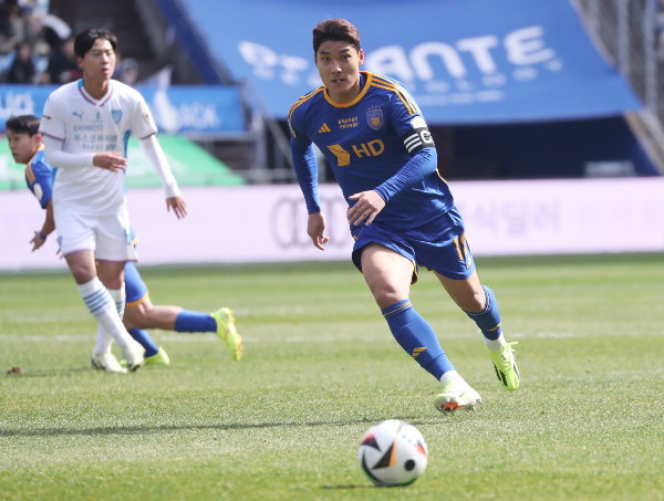 울산 현대와 전북 현대가 아시아축구연맹(AFC) 챔피언스리그 8강 2차전에서 맞붙는다. 사진은 지난 1일 오후 울산 문수축구경기장에서 열린 K리그1 개막전 포항 스틸러스와의 경기에서 드리블하는 주민규. /사진=뉴스1