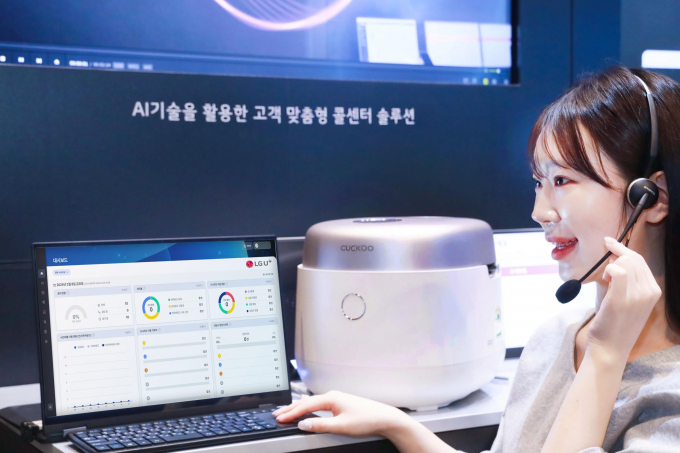 LG유플러스는 쿠쿠전자와 쿠쿠홈시스의 콜센터에 스마트 고객상담 솔루션인 ‘AI콜봇’을 제공했다고 12일 밝혔다. 사진은 쿠쿠전자 제품과 함께 AI콜봇을 소개하는 LG유플러스 모델의 모습. /사진=LG유플러스