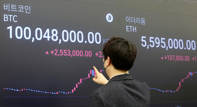 가상화폐 비트코인이 원화기준 한때 1억원을 넘어서며 최고가를 경신한 11일 서울 강남구 업비트 라운지에 비트코인 시세가 표시돼 있다./사진=뉴시스