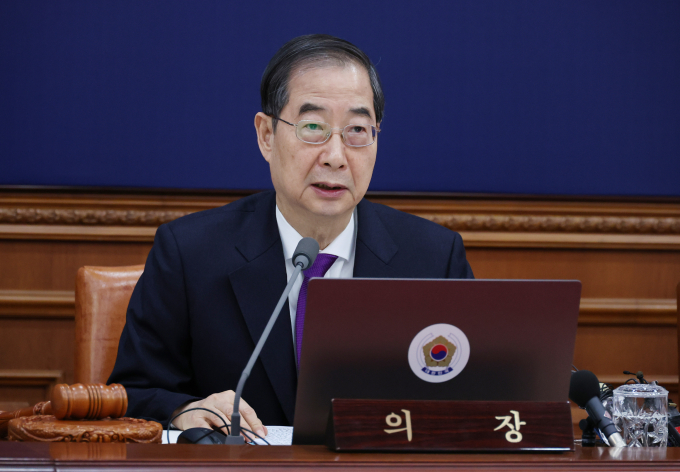12일 한덕수 국무총리가 집단행동에 나선 의료인들에게  "하루속히 여러분을 애타게 기다리고 있는 환자분들 곁으로 돌아와주시기를 거듭 요청드린다"고 밝혔다. 사진은 한 총리가 12일 서울 종로구 정부서울청사에서 열린 국무회의에 참석해 발언하는 모습. /사진=뉴시스