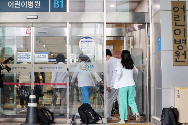 서울대학교 의과대학 교수진이 오는 18일까지 정부가 의료사태를 해결하지 못하면 집단 사직하기로 했다. 사진은 지난 11일 오후 서울대 의대 교수협의회 비상대책위원회 소속 교수들이 서울 종로구 서울대병원 어린이병원에서 열린 긴급총회에 참석하고 있는 모습. /사진=뉴스1