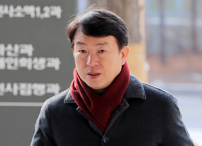 대법원이 12일 공직선거법 위반 등의 혐의로 재판에 넘겨진 강신명 전 경찰청장에 대해 징역형 집행유예를 확정했다. 사진은 지난 2020년 서울 서초구 서울중앙지법 공판에 출석하는 강 전 청장. /사진=뉴스1
