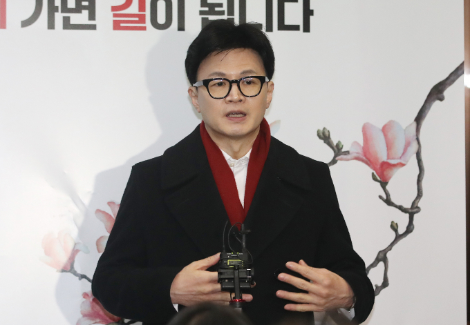 12일 한동훈 국민의힘 비상대책위원장이 박덕흠 국민의힘 의원(충북 보은군옥천군영동군괴산군)의 당선 축하파티 논란에 대해 경고의 메시지를 보냈다. 사진은 한 위원장이 지난 11일 서울 여의도 중앙당사로 출근하며 취채진의 질문에 답하는 모습. /사진=뉴스1
