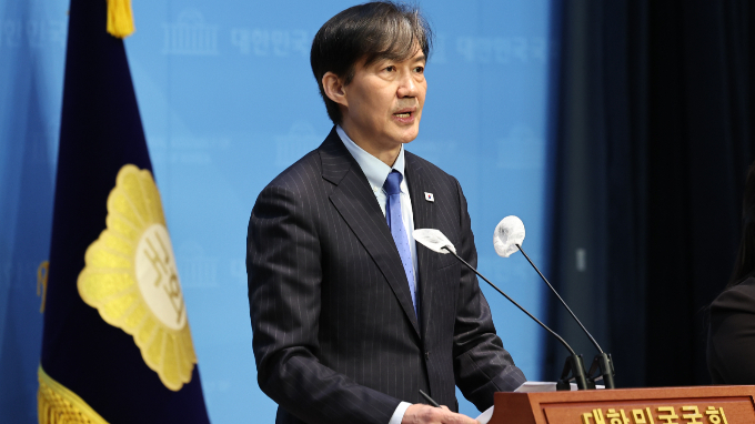 조국 조국혁신당 대표가 12일 오전 서울 여의도 국회 소통관에서 취재진을 만나 당의 열풍에 대해 윤석열 정권에 대한 실정을 폭로했기 때문이라고 주장했다. 사진은 이날 국회에서 총선 공약 기자회견을 진행하는 조 대표. /사진=뉴스1