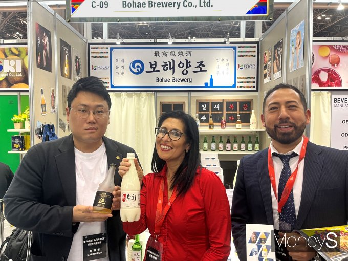 지난 8일 일본 도쿄에서 사흘간 열린 아시아 최대 규모 식품 박람회 '푸덱스 재팬(FOODEX JAPAN)'에 참가한 보해양조 부스에 바이어들이 찾아 제품 설명을 듣고 보해 관계자와 기념사진을 찍고 있다/사진=보해양조 제공. 
