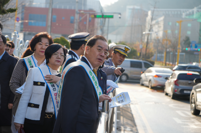  하윤수 부산교육감(오른쪽 첫번째)이 12일 관계자들과 함께 부산 남구 대천초 통학로를 점검하고 있다./사진=부산교육청