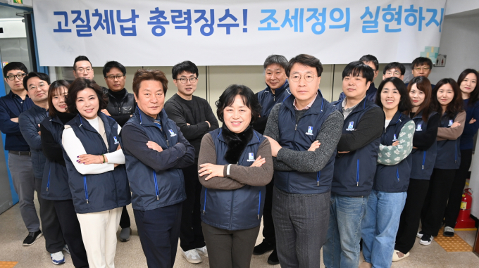 수원시 징수과 직원들이 체납세액 징수를 다짐하며 포즈를 취하고 있다. / 사진제공=수원특례시