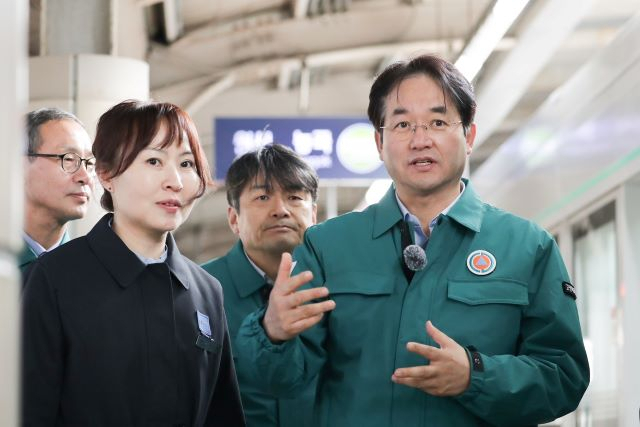 이동환 고양시장이 11일 관계자들과 함께 대곡역 환승게이트를 점검하고 있다. / 사진제공=고양특례시