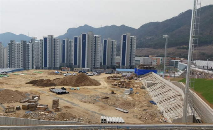 축구장 조성공사가 한창 진행되고 있는 정관스포츠힐링파크/사진=기장군