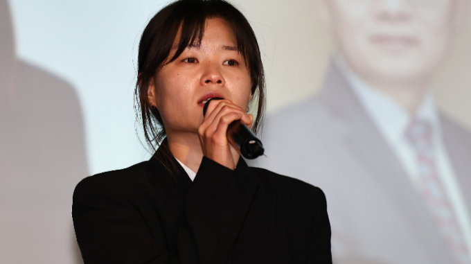 더불어민주연합의 시민사회 몫 비례대표 후보로 선정됐던 전지예 금융정의연대 운영위원이 후보직에서 사퇴했다. 사진은 지난 10일 서울 중구 은행회관에서 선출된 소감을 발표하는 전지예 금융정의연대 운영위원. /사진=뉴시스